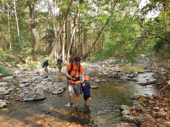 Bố và con trai hiking qua suối đá siêu đẹp tại Tà Giang